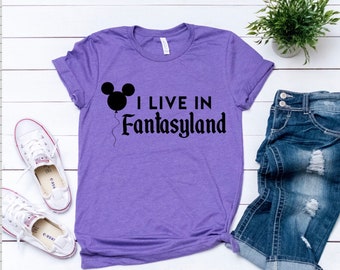 Koszulka I Live In Fantasyland, damska koszulka Disney, koszulka Disney, damska koszulka Disney, koszulki Disney, dziecięca koszulka Disney, koszulki rodzinne Disney