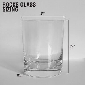 Puede incluir: Un vaso de rocas de vidrio transparente con una capacidad de 12oz. El vaso mide 3 3/4 pulgadas de ancho y 4 1/4 pulgadas de alto.