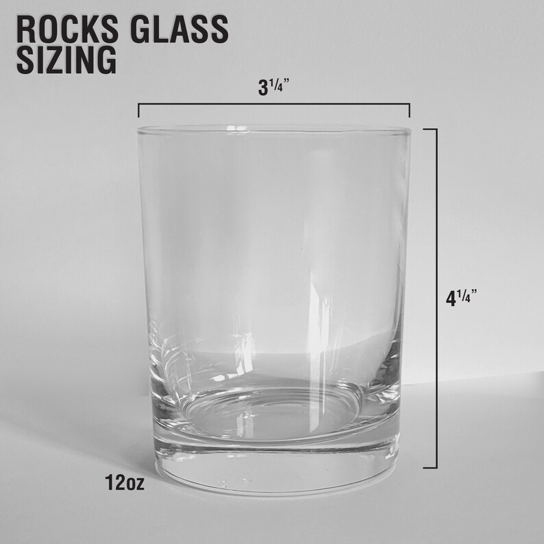 Puede incluir: Un vaso de rocas de vidrio transparente con una capacidad de 12oz. El vaso mide 3 3/4 pulgadas de ancho y 4 1/4 pulgadas de alto.