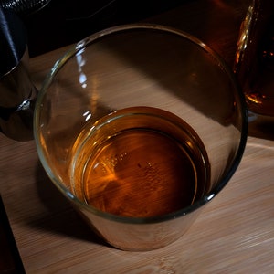 Vaso de roca con monograma grabado para bodas, regalo personalizado para bodas, copa de boda personalizada, regalo para padrinos de boda - pgsL12738196 imagen 3