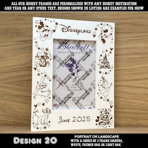Könnte beinhalten: Weißer Bilderrahmen mit Disneyland-Design. Mit Illustrationen von Mickey Mouse, Minnie Mouse, Winnie Puuh, Tinkerbell, Simba und Olaf. Enthält den Text "Disneyland" und "Juni 2025". Rahmenmaße: 152mm x 102mm.