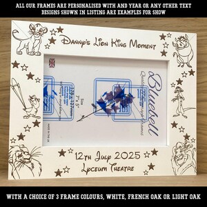 Może przedstawiać: Biała ramka na zdjęcia z wygrawerowanymi postaciami z Króla Lwa i gwiazdami. Ramka zawiera tekst "Danny's Lion King Moment" i "12th July 2025 Lyceum Theatre". Wymiary: 178 x 127mm (7" x 5").