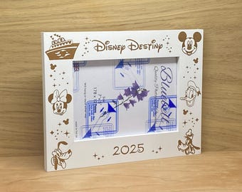 ディズニー・クルーズをテーマにした、名入れ可能な刻印入りフォト