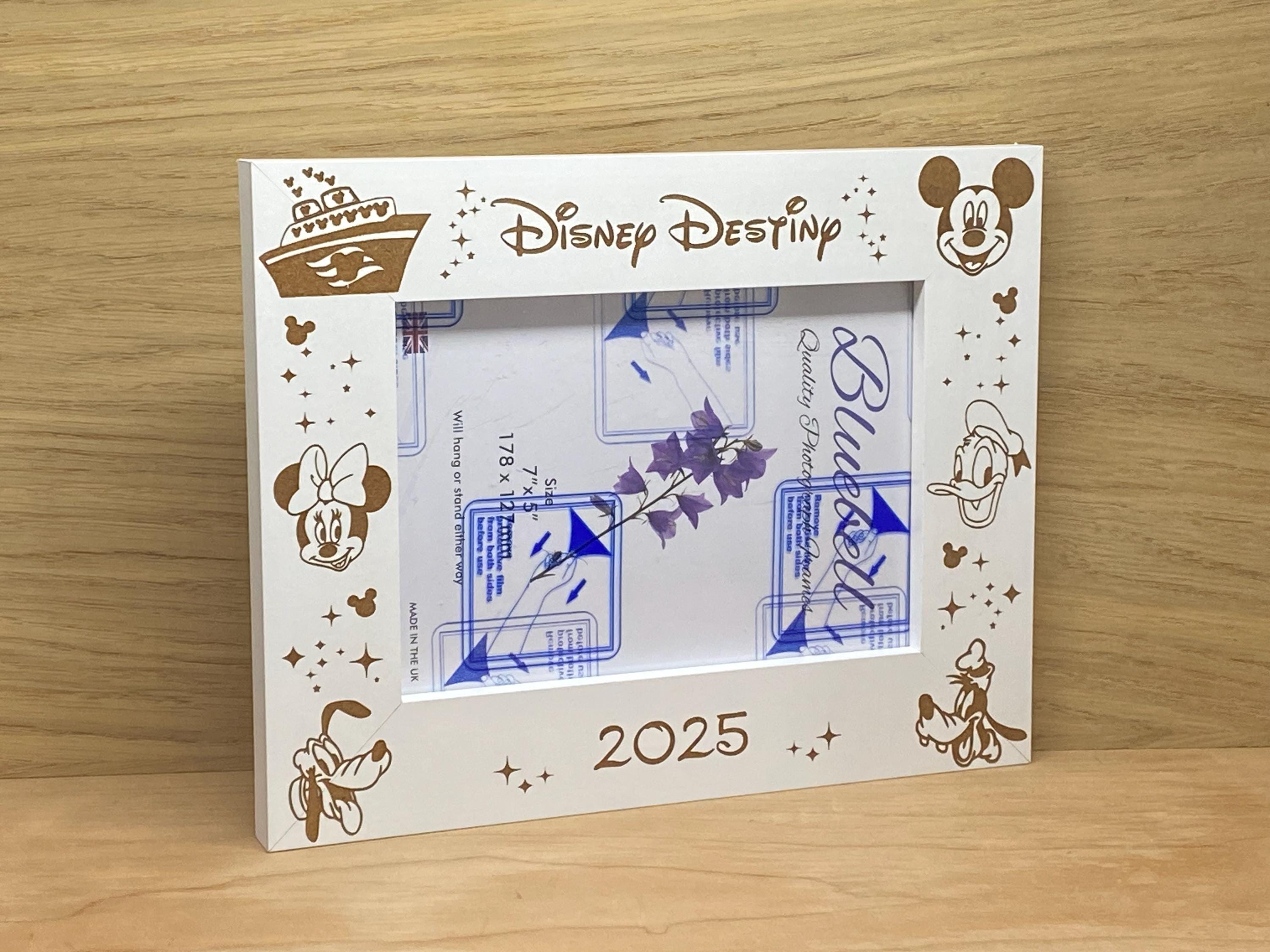 ディズニー・クルーズをテーマにした、名入れ可能な刻印入りフォト