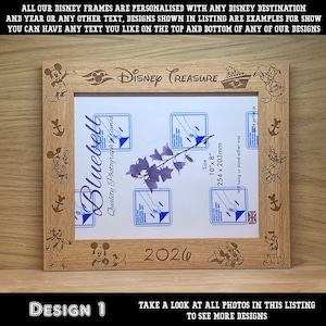 Könnte beinhalten: Ein Holzbilderrahmen mit Gravuren von Disney-Charakteren, darunter Micky Maus, Minnie Maus und Donald Duck. Der Rahmen fasst ein Foto von 254 x 203 mm und trägt den Text "Disney Treasure" und das Jahr "2026".