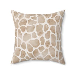 Cuscino quadrato in poliestere filato con stampa giraffa, motivo acquerello con fauna selvatica, decorazione con design safari, unico nel suo genere. 20" × 20"