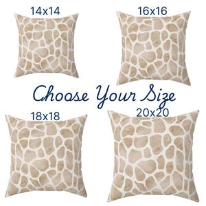 Pu&ograve; includere: Quattro cuscini quadrati con stampa di giraffa color beige e bianco. I cuscini sono disponibili in quattro dimensioni: 35,5 x 35,5 cm, 40,6 x 40,6 cm, 45,7 x 45,7 cm e 50,8 x 50,8 cm. Scegli la tua taglia.