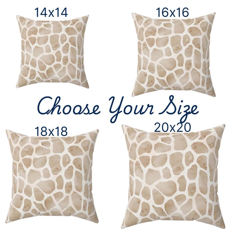 Pu&ograve; includere: Quattro cuscini quadrati con stampa di giraffa color beige e bianco. I cuscini sono disponibili in quattro dimensioni: 35,5 x 35,5 cm, 40,6 x 40,6 cm, 45,7 x 45,7 cm e 50,8 x 50,8 cm. Scegli la tua taglia.