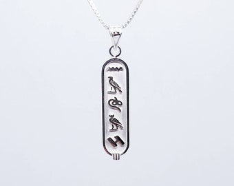 Collana personalizzata con cartiglio in argento sterling e ciondolo con nome in geroglifici egizi.