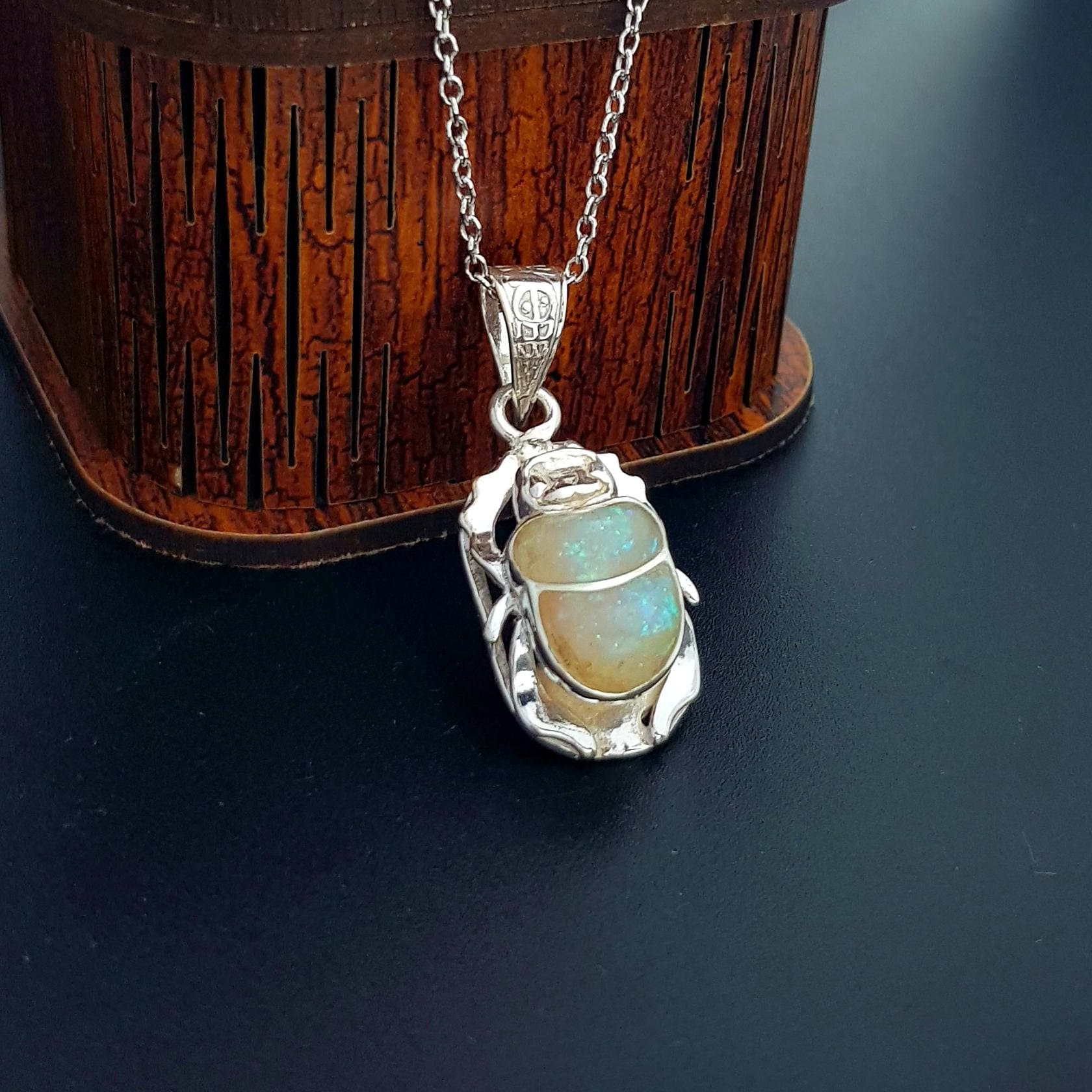 オパール スカラベ ネックレス、スターリング シルバー スカラベ