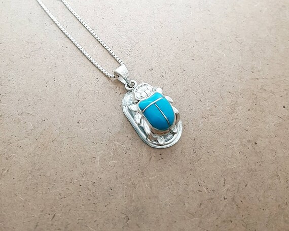 小さなエジプトのスカラベネックレス、スターリングシルバーとブルー
