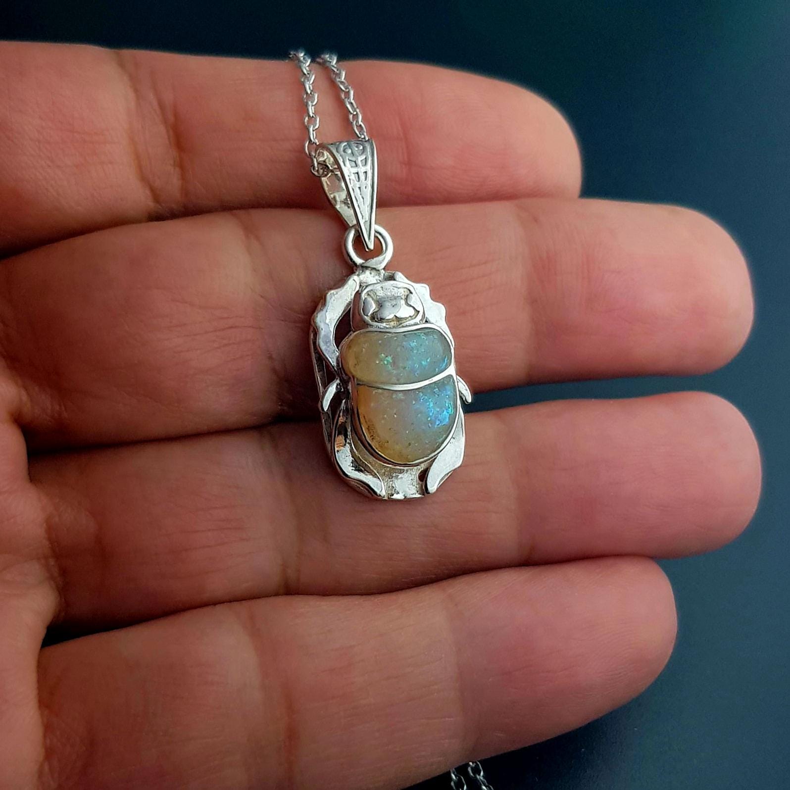 オパール スカラベ ネックレス、スターリング シルバー スカラベ