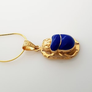 Collar pequeño de escarabajo lapislázuli, collar de escarabajo vermeil de oro de 14 k, colgante de escarabajo azul, joyería de escarabajo egipcio.