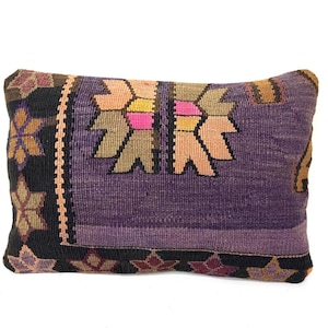 Cojín Kilim antiguo morado para banco, cojín turco de cama estilo bohemio de 14 x 20 pulgadas.
