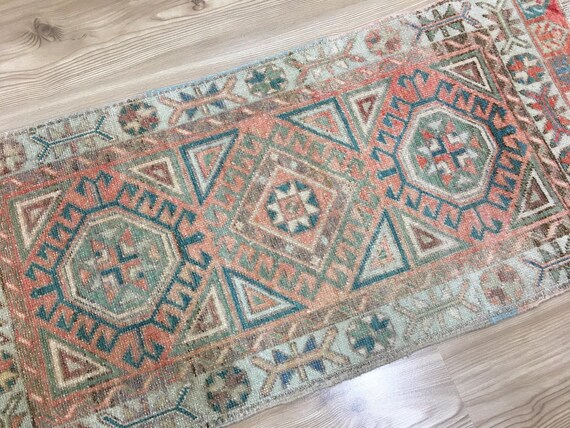 ハンドメイドウールトルコラグ：落ち着いた赤のヴィンテージスモール