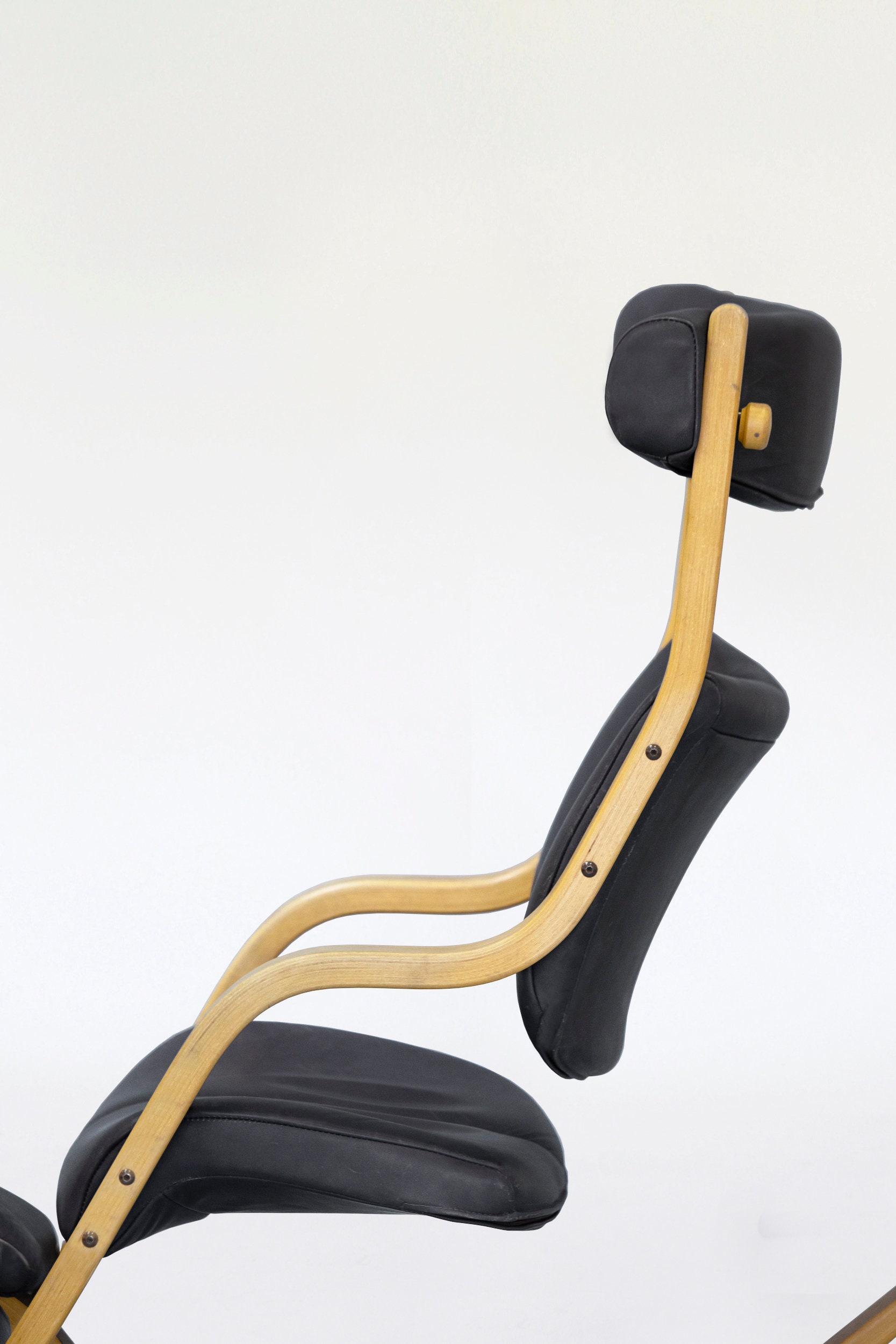 STOKKE Varier Gravity チェア ブラック Mid Century Black Fabric Gravity” Rocking Lounge Chair by Peter