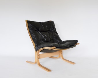 Sillón Siesta vintage de cuero negro y madera contrachapada beige, diseñado por Ingmar Relling para Westnofa, Dinamarca, década de 1960. Icono del diseño escandinavo moderno de mediados de siglo.