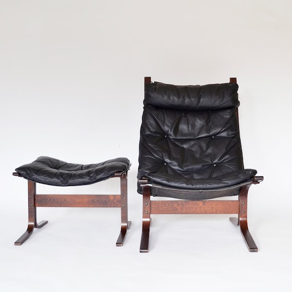 Chaise Siesta vintage en cuir noir et contreplaqué avec dossier haut et ottomane Ingmar Relling Westnofa Danemark des années 1970, mobilier moderne scandinave du milieu du siècle