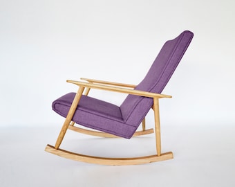 Klasyczny fioletowy, dębowy fotel bujany z odnowioną tapicerką z lat 70. w stylu mid-century modern, minimalistyczny, naturalny, boho, litewski projektant, retro, indyjsko-indyjski
