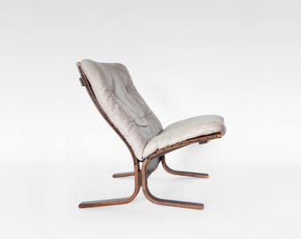 Silla Siesta escandinava de cuero beige y madera contrachapada, de Ingmar Relling Westnofa, Dinamarca, década de 1960. Diseño nórdico retro moderno de mediados de siglo, minimalista e icónico.