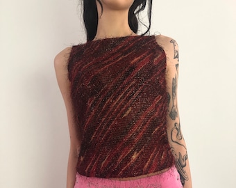 Top vintage de los 90 con pestañas metálicas, estampado en espiral rojo, bronce y negro, texturizado, cuello recto, sin mangas, estilo rave de los 90, rayas diagonales transparentes.