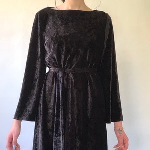 vintage Loulou de la Falaise - Robe de sorcière droite noire en velours extensible Année 2000 avec encolure bateau - Robe tunique grande