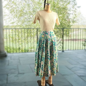 80er Jahre Vintage Grün Floral Baumwolle Langer Faltenrock mit Malvenfarbenen Akzenten All Over Botanisches Muster Laura Ashley Yoke Taille Midi Cottagecore