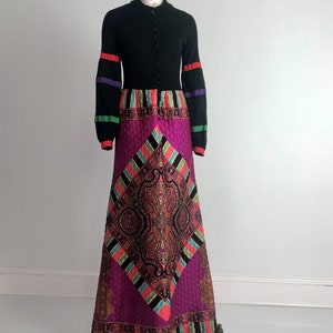 Robe d'hôtesse longue géométrique noire multicolore vintage des années 70 à manches longues et une ligne image 7