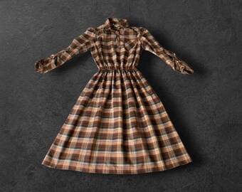 Jaren 60 bruine geruite jurk met kraag en lange mouwen met lange mouwen, elastische taille, jaren 60 vintage tiener Paige klein medium
