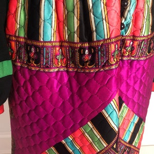 Robe d'hôtesse longue géométrique noire multicolore vintage des années 70 à manches longues et une ligne image 6