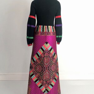 Robe d'hôtesse longue géométrique noire multicolore vintage des années 70 à manches longues et une ligne image 2