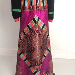 Robe d'hôtesse longue géométrique noire multicolore vintage des années 70 à manches longues et une ligne image 8