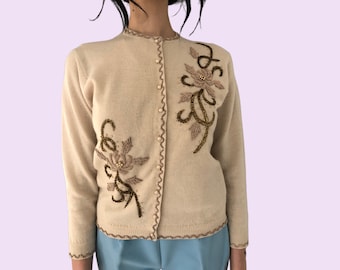Jaren 50 vintage beige angorawolmix trui zonder kraag lamswollen vest met glanzende gouden en bruine kralen borduursel jaren 60 geborduurd vest