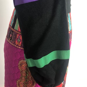 Robe d'hôtesse longue géométrique noire multicolore vintage des années 70 à manches longues et une ligne image 5