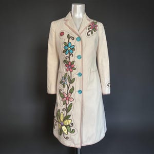 Puede incluir: Un letrero de madera rústica con el texto "Welcome to our home" en letras blancas. El letrero presenta un acabado envejecido y un diseño sencillo y acogedor, perfecto para la decoración de la puerta principal.