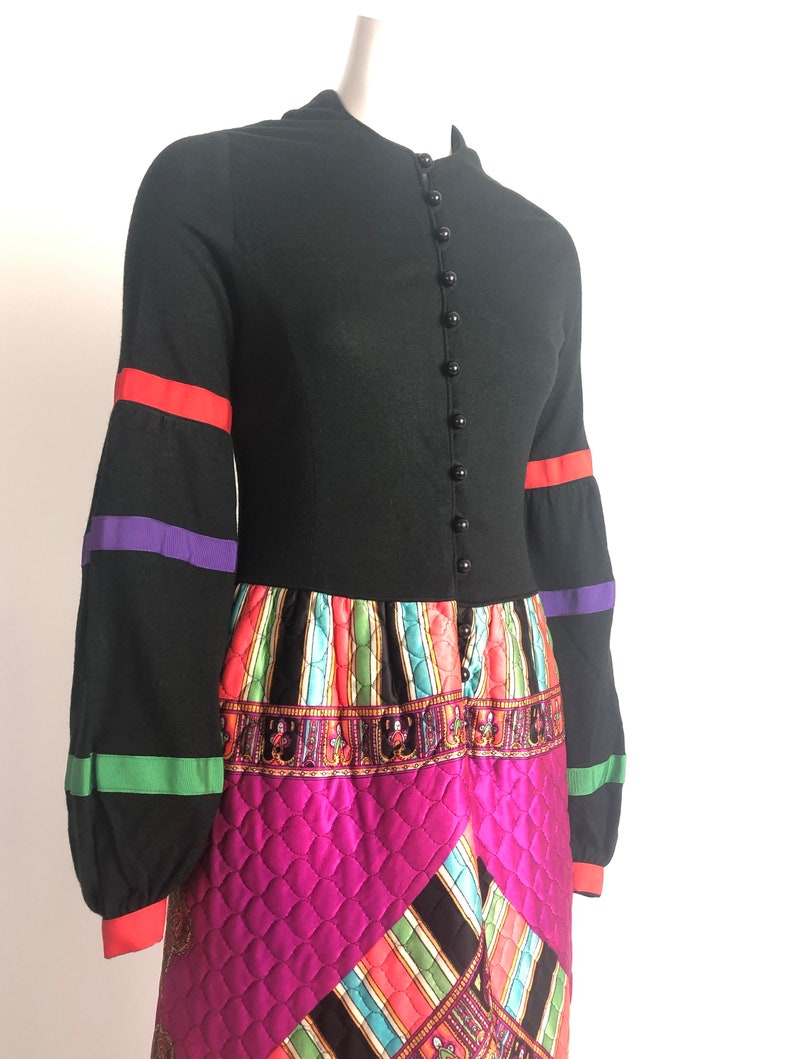 Robe d'hôtesse longue géométrique noire multicolore vintage des années 70 à manches longues et une ligne image 4
