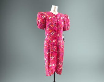 Vestido de seda rosa fucsia con estampado floral y mangas abullonadas de Flora Kung, estilo años 80.