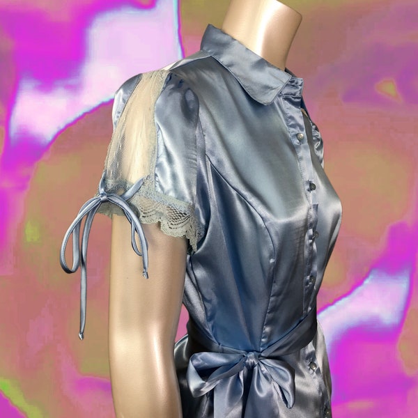 90er Kurze Ärmel Satin Metallic Baby Blau Kragen Shirt Vintage Shiny Satin & Lace Top