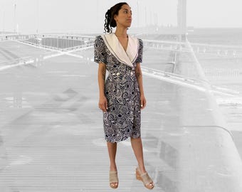 80er Jahre Vintage Muscheln Muster Kleid luftiger Rüschenkragen 1980er Jahre Navy & Weiss Nautische Kurzarm Surplice Day Dress W / Over Busy Muster