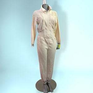 Jaren 80 jumpsuit Zacht atletisch boxpakje uit de jaren 80 met gebreide kabels Details Pastel GenX-uitsnijding met ritssluiting Coastal Chic Athleisure Medium