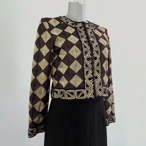 80er Jahre Vintage Geometrische Bolero Bestickte Seide Perlen Harlekin Jacke Kragenlos Kurze Pailletten Abendgarderobe Schwarze Krawatte Oleg Cassini S