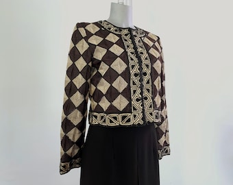 Chaqueta bolero de seda vintage de los años 80: Prenda de noche con bordados geométricos y abalorios.