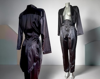 Vintage jaren 80 Norma Kamali satijnen smoking broekpak, set zwarte slipjas en broek, avant-garde avondkleding