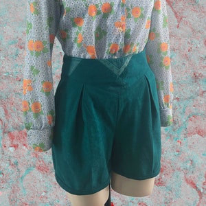 80er Vintage High Waist Falten Shorts Türkis Grün Ultra Suede W/ Kunstleder Details 1980s Elegant Stretch Shorts City Girl Nancy Bolen