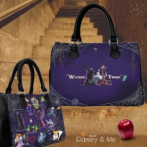 Op de afbeelding: Twee paarse en zwarte handtassen met een Disney-schurken thema. De grotere tas heeft Maleficent, Ursula en de Evil Queen met de tekst "Wicked Three". De kleinere tas heeft een collage van Disney-schurken.