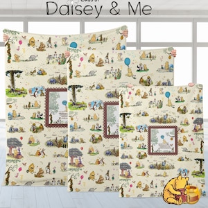 Könnte beinhalten: Drei Winnie Puuh-Themendecken in verschiedenen Größen. Die Decken haben einen weißen Hintergrund mit einem sich wiederholenden Muster von Winnie Puuh und seinen Freunden. Die Decken sind aus weichem, bequemem Stoff gefertigt und perfekt zum Kuscheln auf der Couch oder im Bett.