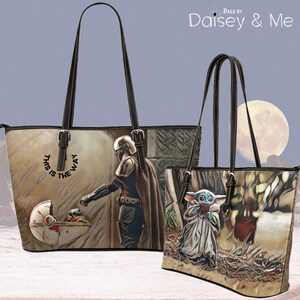 Pode incluir: Duas bolsas tote com personagens diferentes de Star Wars. A bolsa maior apresenta um personagem mandaloriano com o texto "This is the way" no lado. A bolsa menor apresenta um personagem de Baby Yoda.