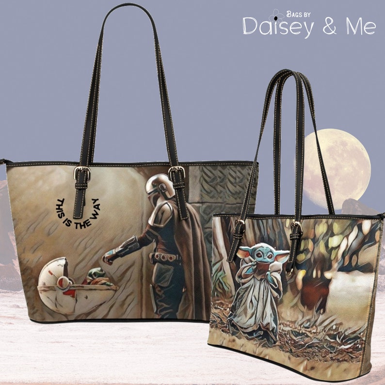 Pode incluir: Duas bolsas tote com personagens diferentes de Star Wars. A bolsa maior apresenta um personagem mandaloriano com o texto "This is the way" no lado. A bolsa menor apresenta um personagem de Baby Yoda.