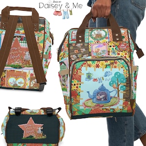 Op de afbeelding: Een veelkleurige patchwork-stijl rugzak met een bruine leren afwerking. De rugzak heeft een groot vak aan de voorkant met een grillige illustratie van een theepot, een muis en een boom. De tekst "Home is where the heart is" is gedrukt op de zijkant van de rugzak.