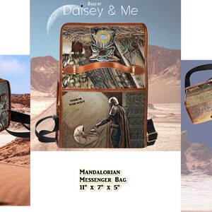 Pode incluir: Tr&ecirc;s estilos diferentes de bolsas de mensageiro com um padr&atilde;o de camuflagem marrom e verde com um personagem da franquia Star Wars. As bolsas t&ecirc;m uma guarni&ccedil;&atilde;o de couro marrom e o texto "Daisey & Me" e "Trial Our Faith Crew". A bolsa do meio &eacute; de estilo mochila e tem o texto "Mandalorian Messenger Bag 11" x 7" x 5"".
